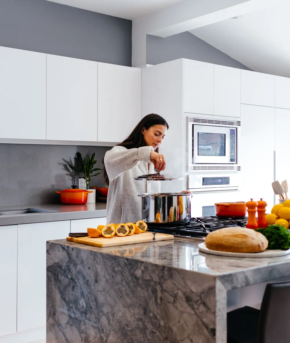 Mulher a cozinhar na cozinha