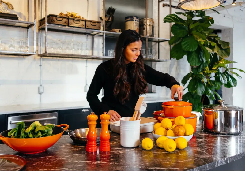 Mulher a cozinhar na cozinha