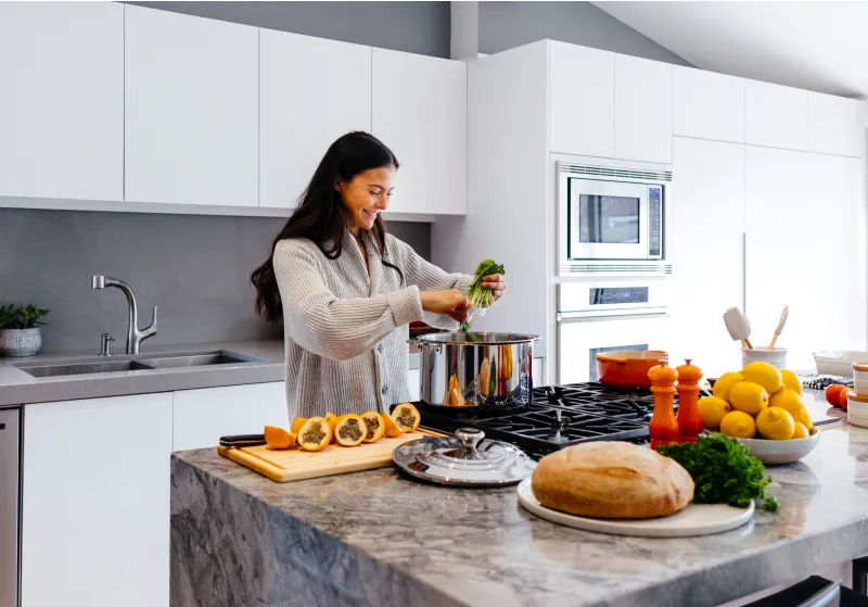 Mulher a cozinhar na cozinha